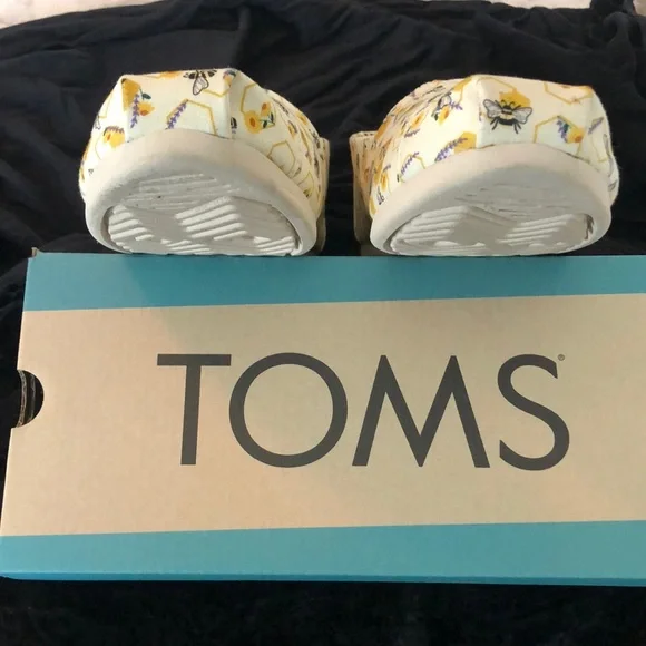 TOMS Womens Yellow and Cream Bee Pattern Slippers - Picture 7 of 7